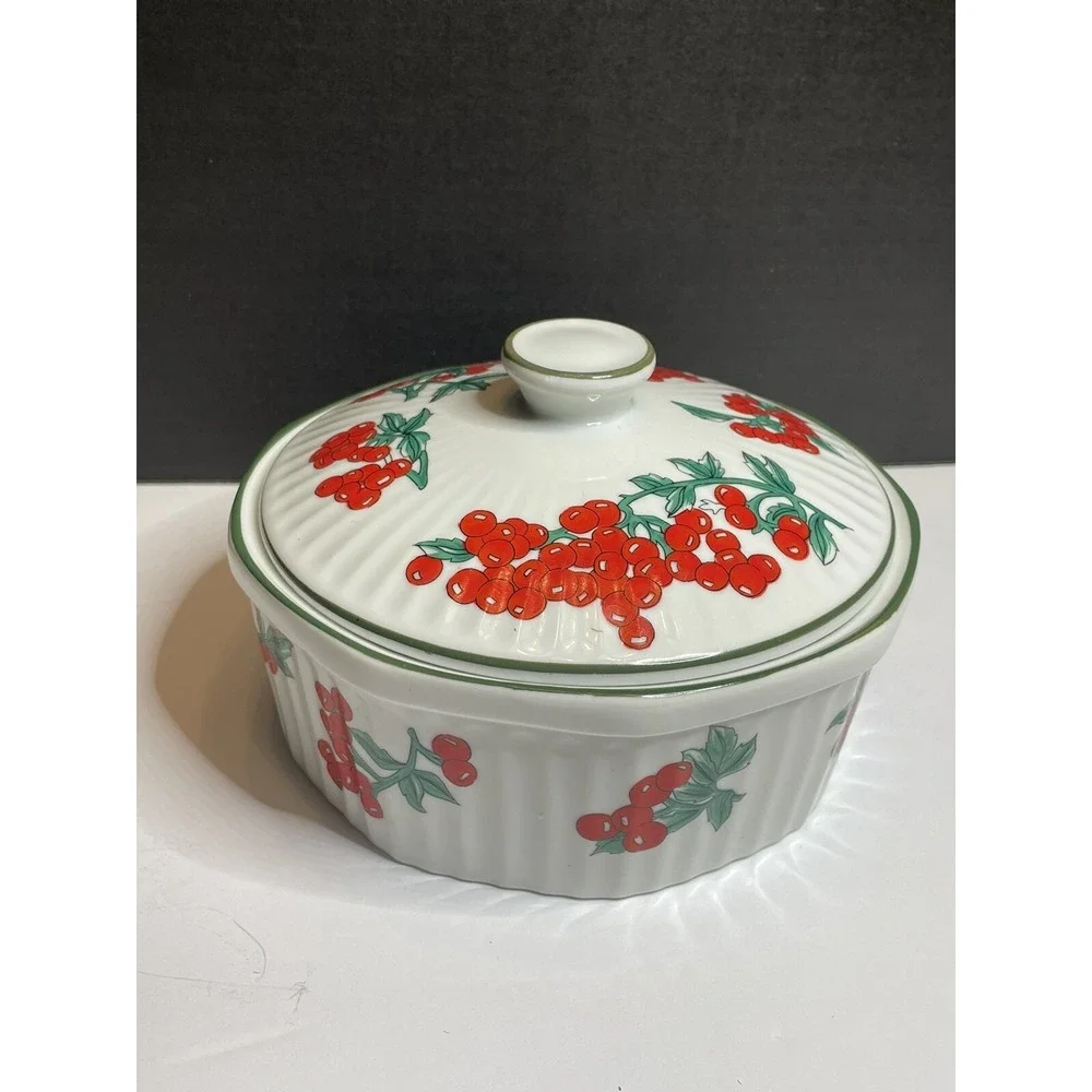 Vintage Berry Patch by New Trends Small Casserole with Lid and casserole Bowl